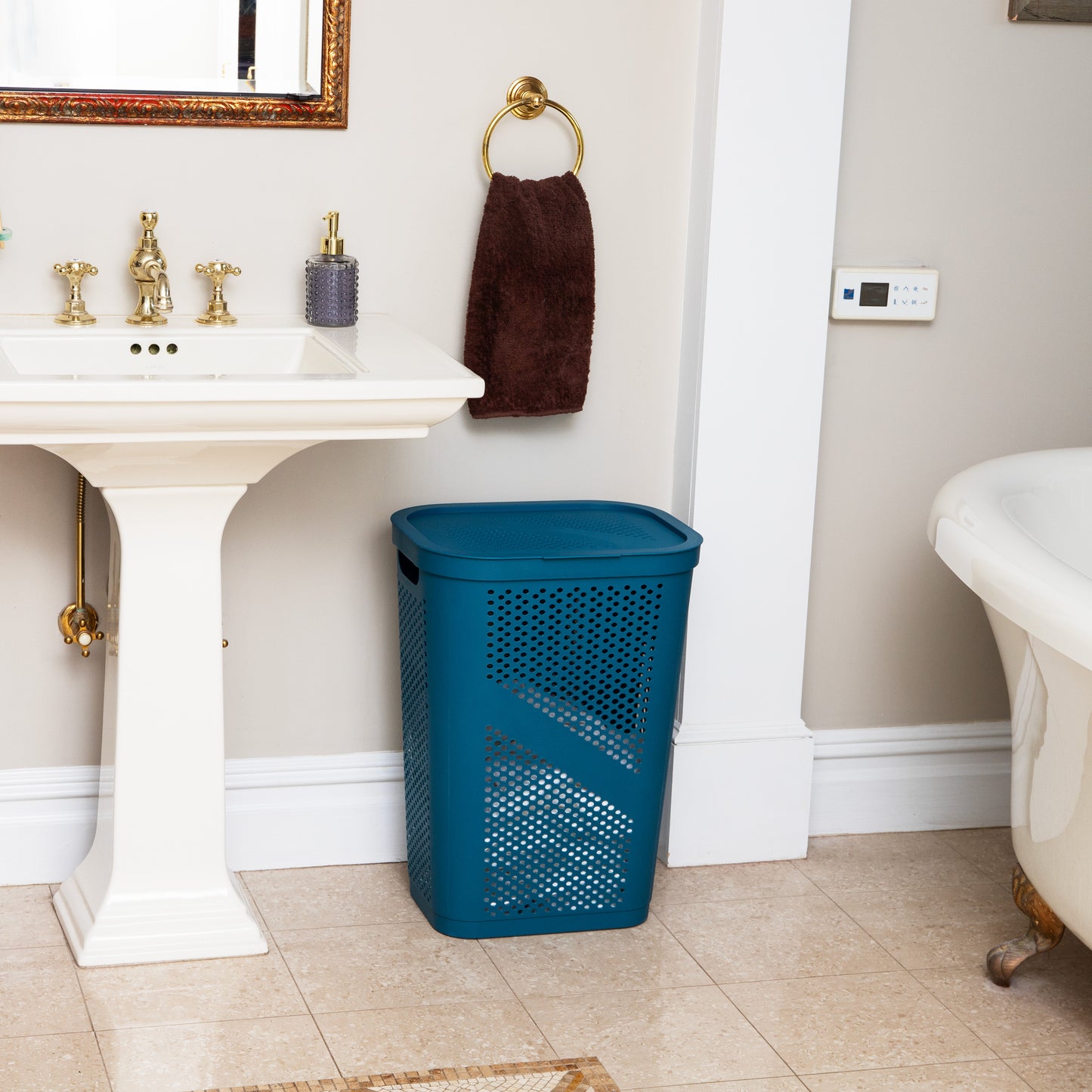 Mind Reader 60L Slim Laundry Hamper, Clothes Basket, Lid, Ventilated, Plastic, 17.25"L x 13.75"W x 23.5"H