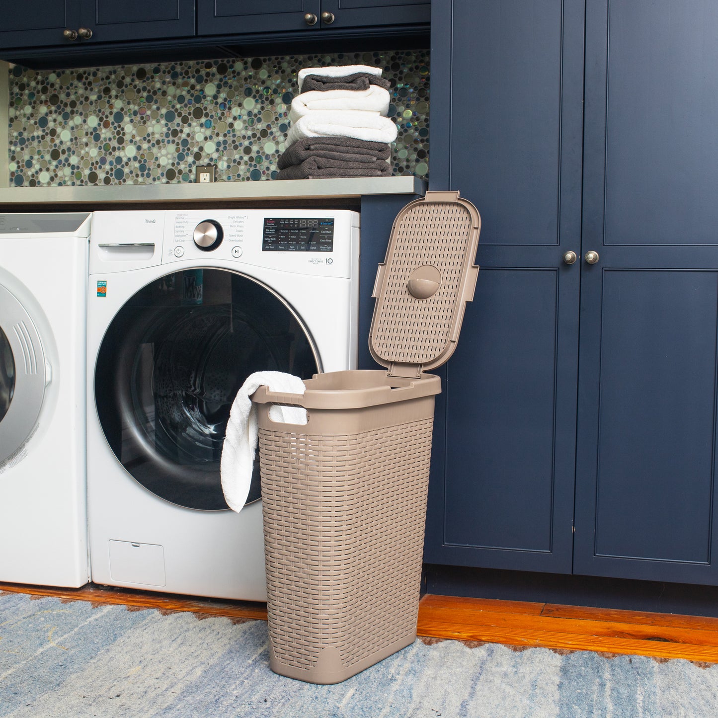 Mind Reader Slim Laundry Hamper with Lid, 40L Clothes Basket, Premium Wicker Design, Plastic