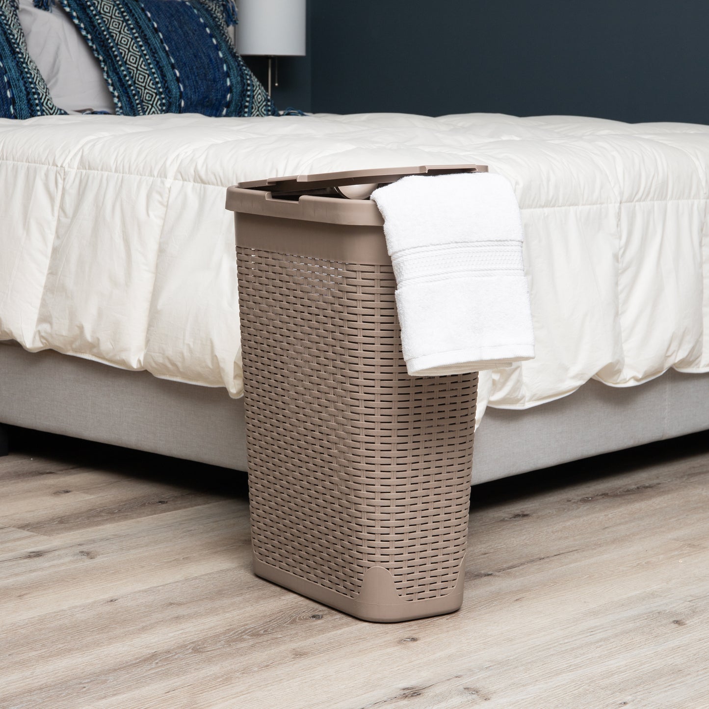 Mind Reader Slim Laundry Hamper with Lid, 40L Clothes Basket, Premium Wicker Design, Plastic