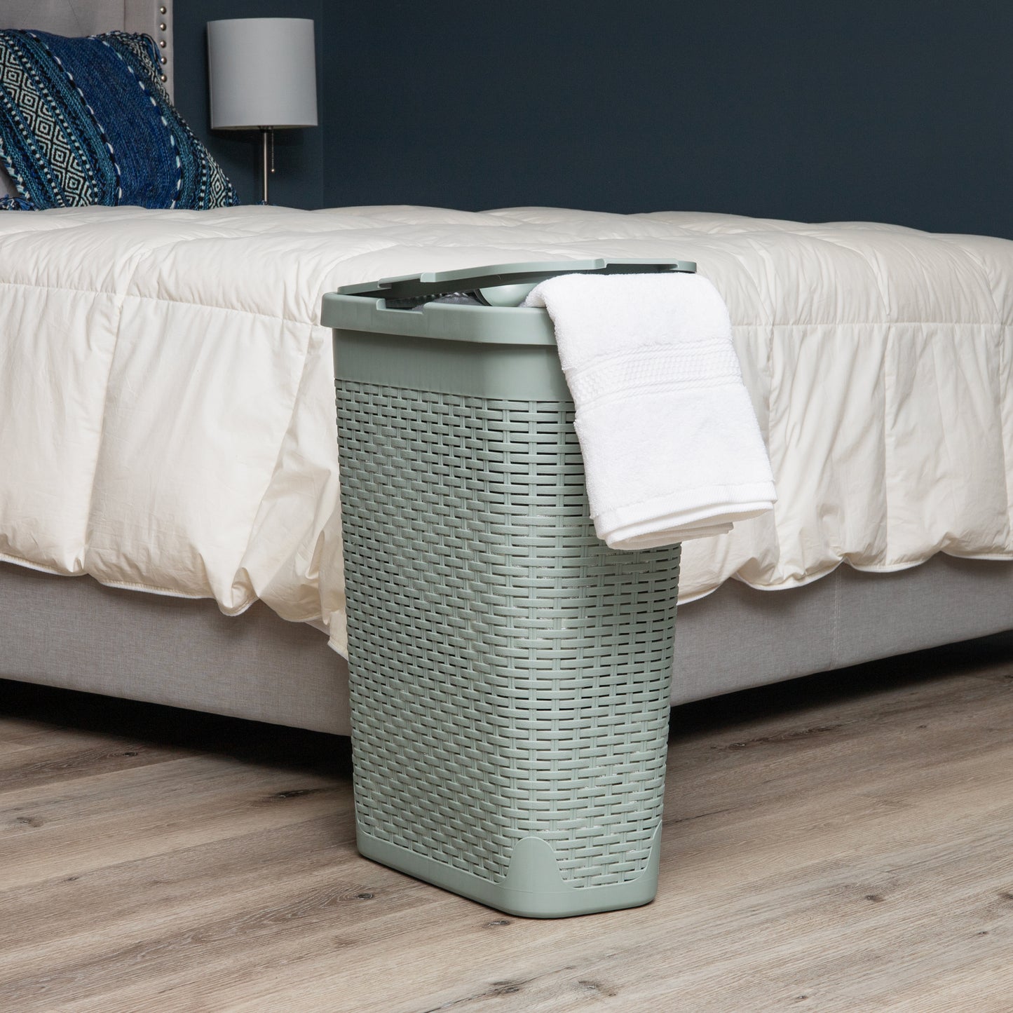 Mind Reader Slim Laundry Hamper with Lid, 40L Clothes Basket, Premium Wicker Design, Plastic