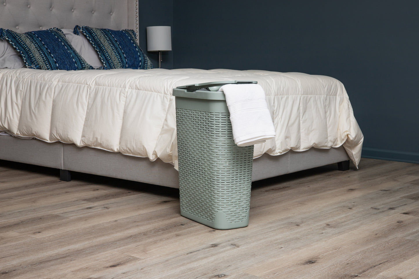 Mind Reader Slim Laundry Hamper with Lid, 40L Clothes Basket, Premium Wicker Design, Plastic