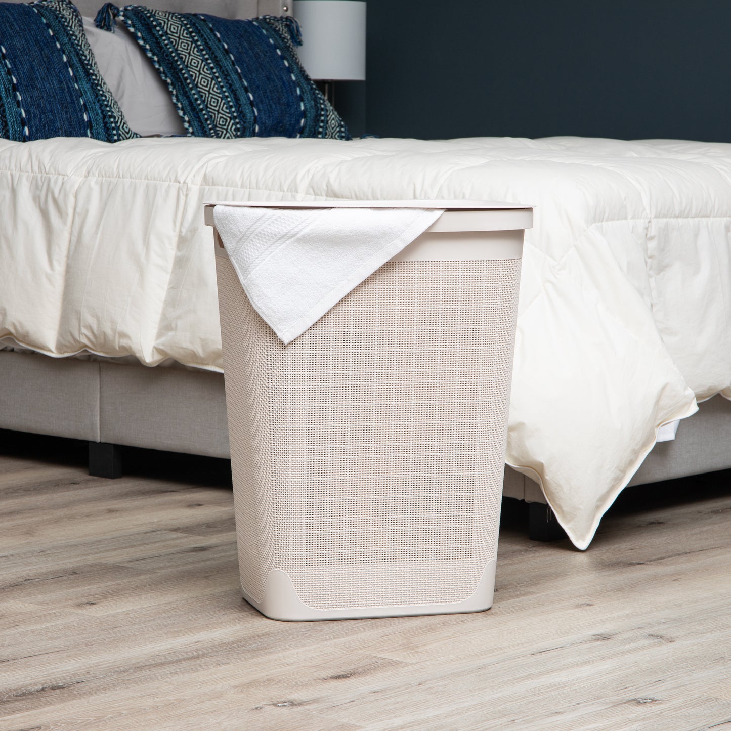 Mind Reader 60L Slim Laundry Hamper, Clothes Basket, Lid, Linen Design, Plastic, 18.25”L x 14.25”W x 23.5”H