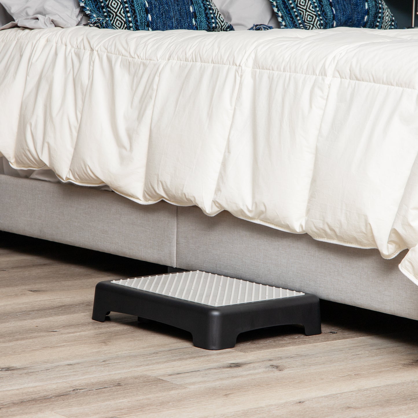 Mind Reader Platform Booster Step, Step Stool for Seniors, Indoor Outdoor, Riser, 17"L x 13"W x 3.5"H, Black and White