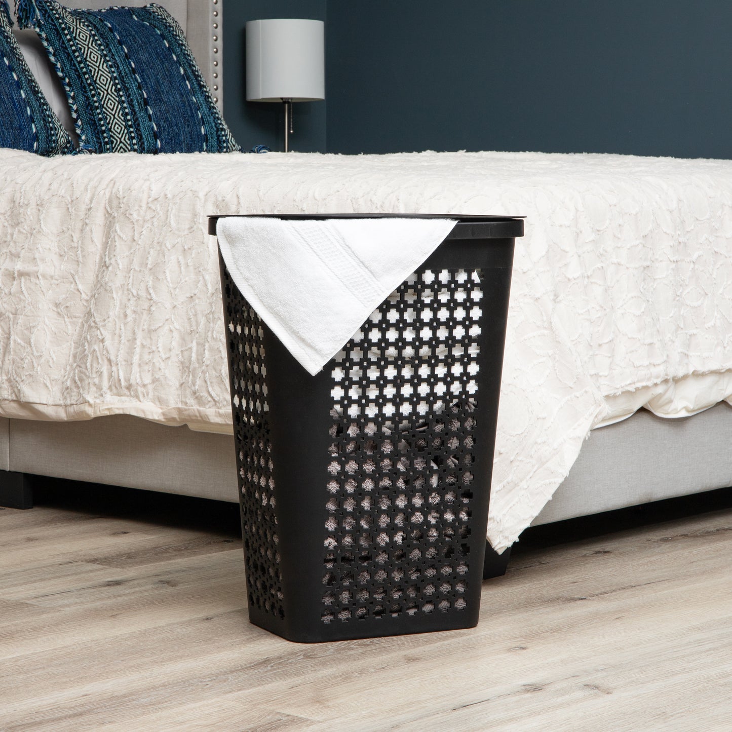 Mind Reader Slim Tapered Laundry Hamper with Lid, 50L Plastic Clothes Basket with Swiss Cross Cut-Outs, Lightweight & Ventilated Laundry Bin with Handles