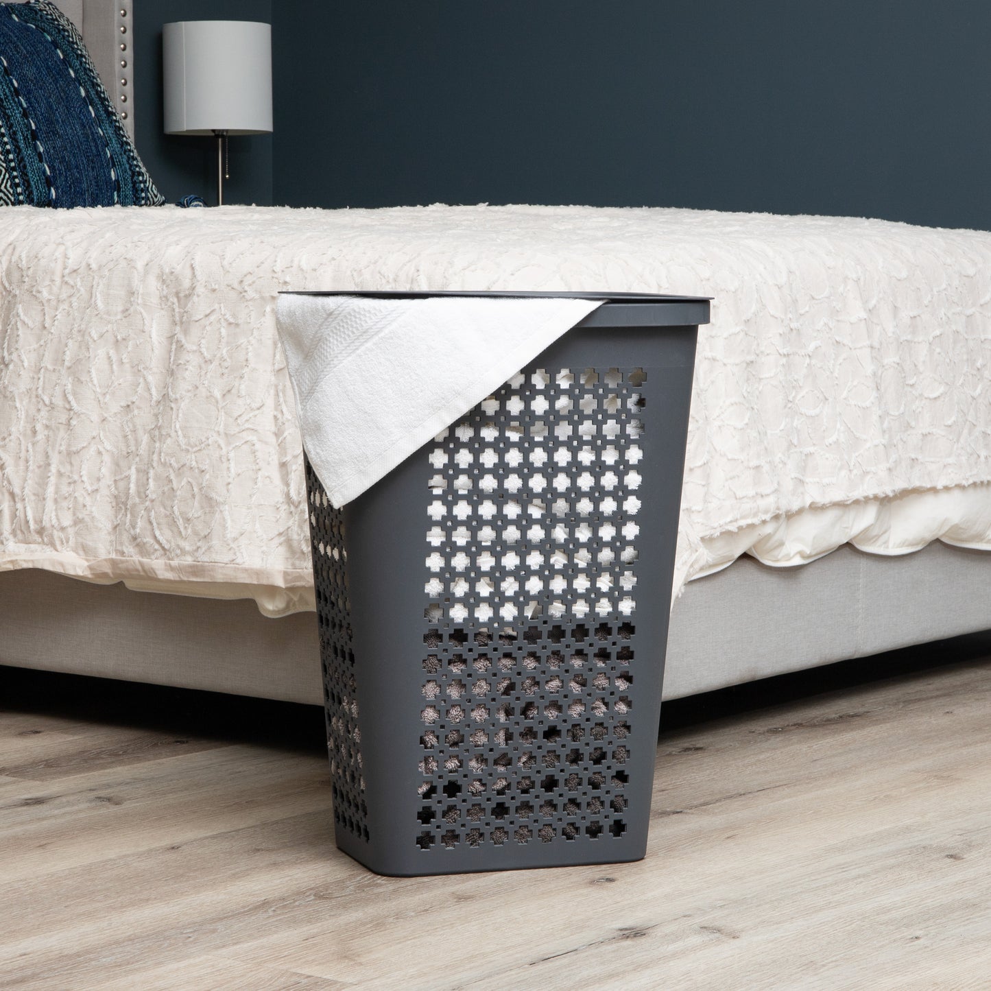 Mind Reader Slim Tapered Laundry Hamper with Lid, 50L Plastic Clothes Basket with Swiss Cross Cut-Outs, Lightweight & Ventilated Laundry Bin with Handles