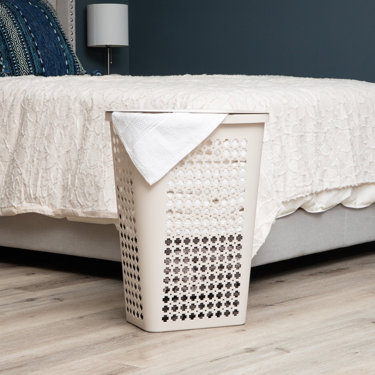 Mind Reader Slim Tapered Laundry Hamper with Lid, 50L Plastic Clothes Basket with Swiss Cross Cut-Outs, Lightweight & Ventilated Laundry Bin with Handles