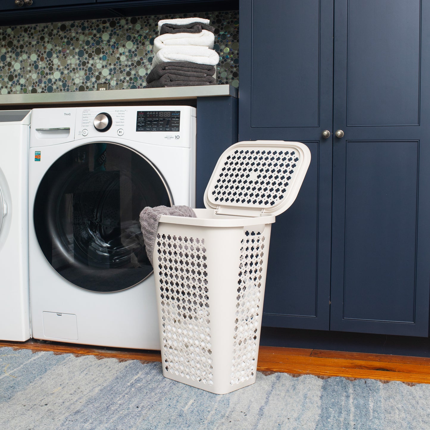 Mind Reader Slim Tapered Laundry Hamper with Lid, 50L Plastic Clothes Basket with Swiss Cross Cut-Outs, Lightweight & Ventilated Laundry Bin with Handles