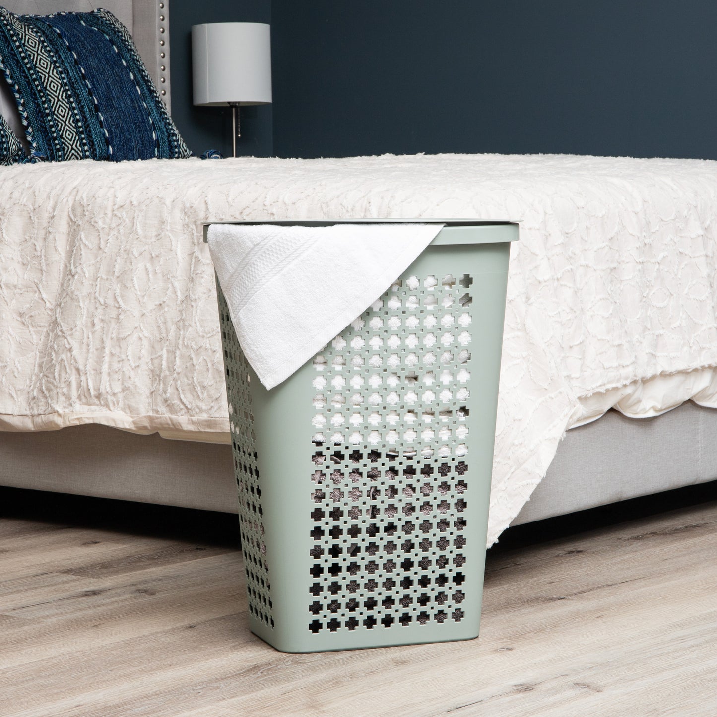 Mind Reader Slim Tapered Laundry Hamper with Lid, 50L Plastic Clothes Basket with Swiss Cross Cut-Outs, Lightweight & Ventilated Laundry Bin with Handles