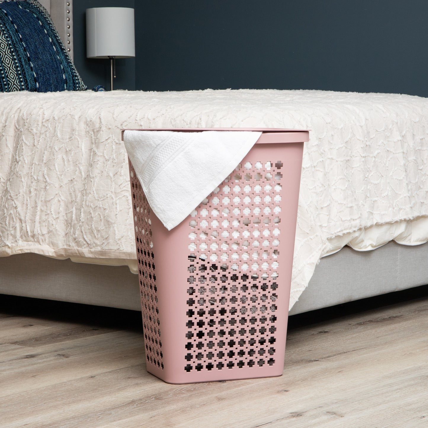 Mind Reader Slim Tapered Laundry Hamper with Lid, 50L Plastic Clothes Basket with Swiss Cross Cut-Outs, Lightweight & Ventilated Laundry Bin with Handles
