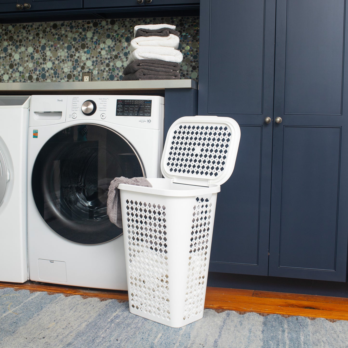 Mind Reader Slim Tapered Laundry Hamper with Lid, 50L Plastic Clothes Basket with Swiss Cross Cut-Outs, Lightweight & Ventilated Laundry Bin with Handles