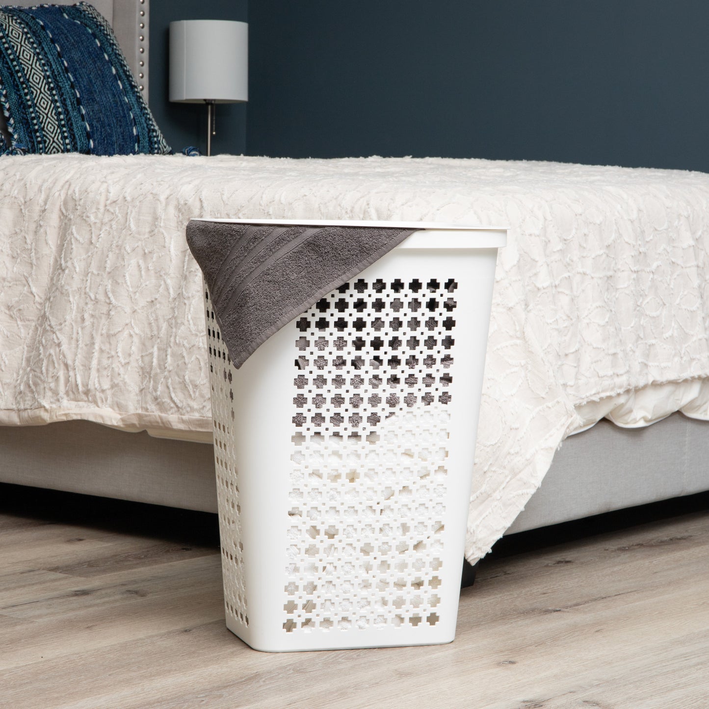 Mind Reader Slim Tapered Laundry Hamper with Lid, 50L Plastic Clothes Basket with Swiss Cross Cut-Outs, Lightweight & Ventilated Laundry Bin with Handles