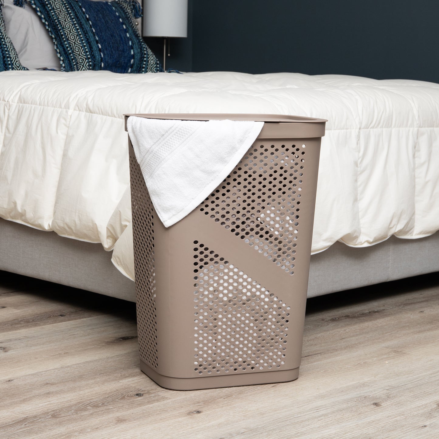 Mind Reader 60L Slim Laundry Hamper, Clothes Basket, Lid, Ventilated, Plastic, 17.25"L x 13.75"W x 23.5"H