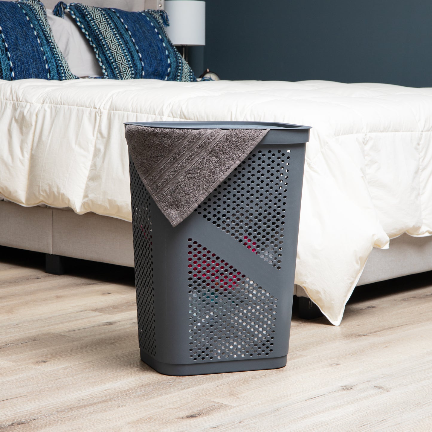 Mind Reader 60L Slim Laundry Hamper, Clothes Basket, Lid, Ventilated, Plastic, 17.25"L x 13.75"W x 23.5"H