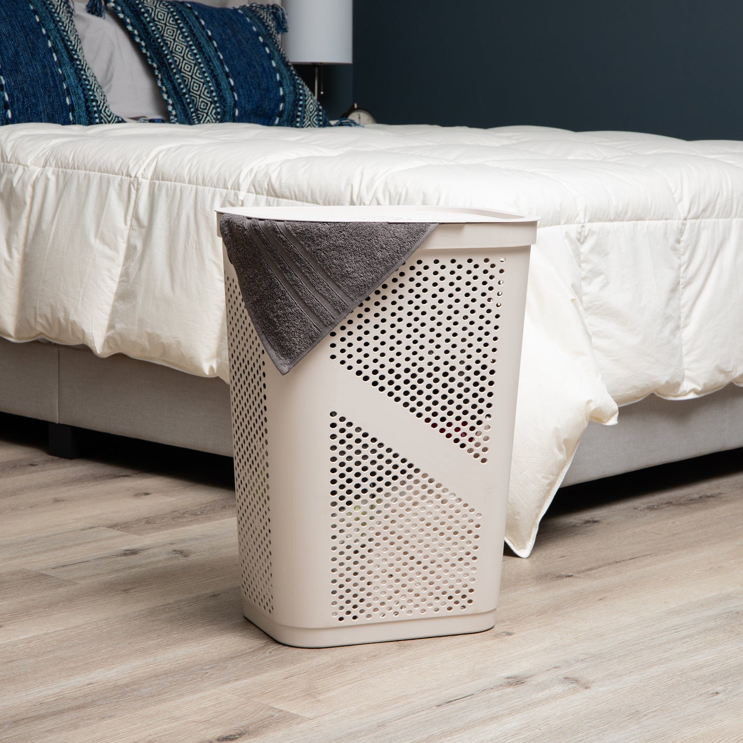 Mind Reader 60L Slim Laundry Hamper, Clothes Basket, Lid, Ventilated, Plastic, 17.25"L x 13.75"W x 23.5"H