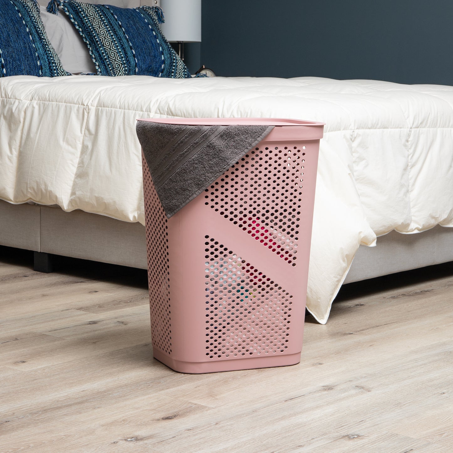 Mind Reader 60L Slim Laundry Hamper, Clothes Basket, Lid, Ventilated, Plastic, 17.25"L x 13.75"W x 23.5"H