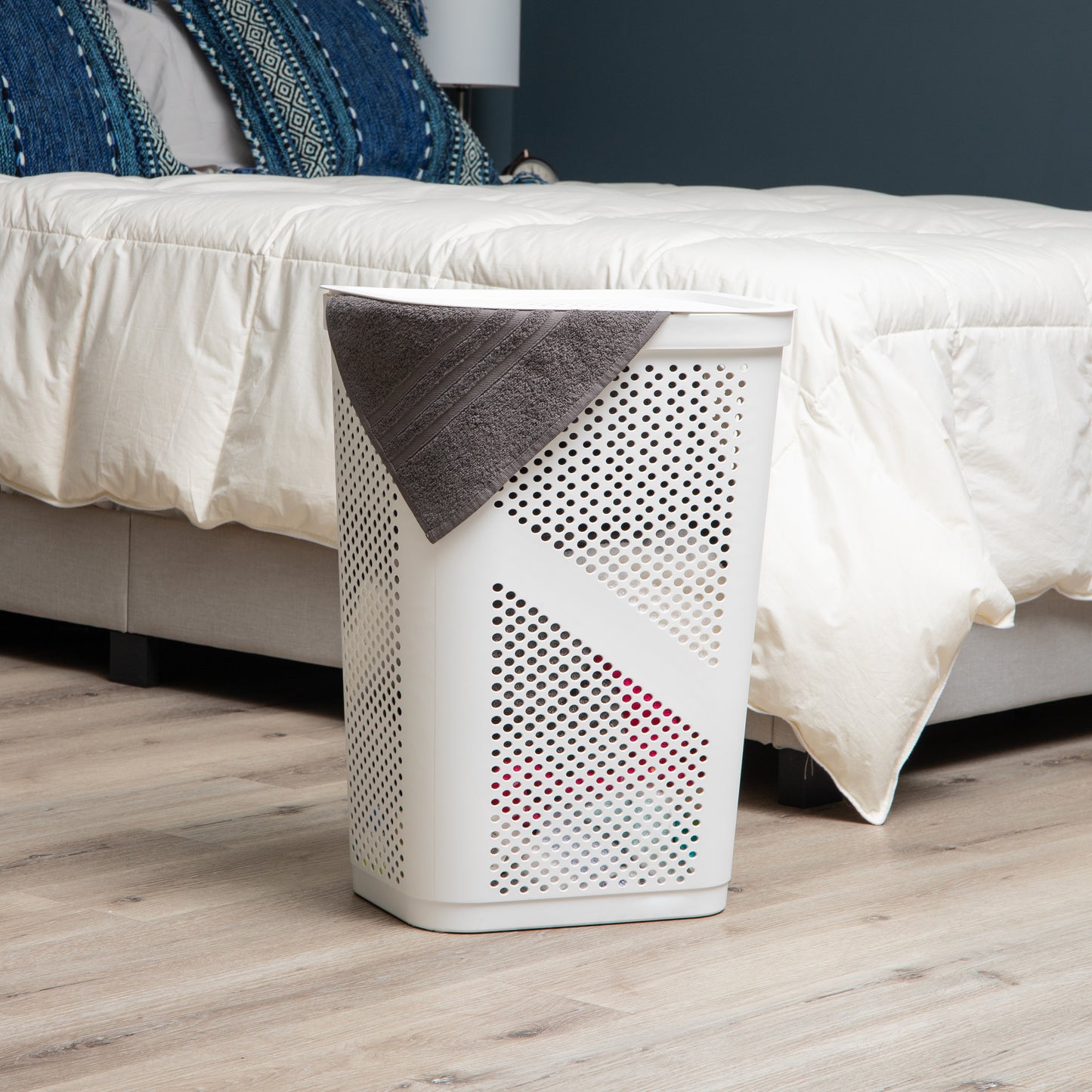 Mind Reader 60L Slim Laundry Hamper, Clothes Basket, Lid, Ventilated, Plastic, 17.25"L x 13.75"W x 23.5"H