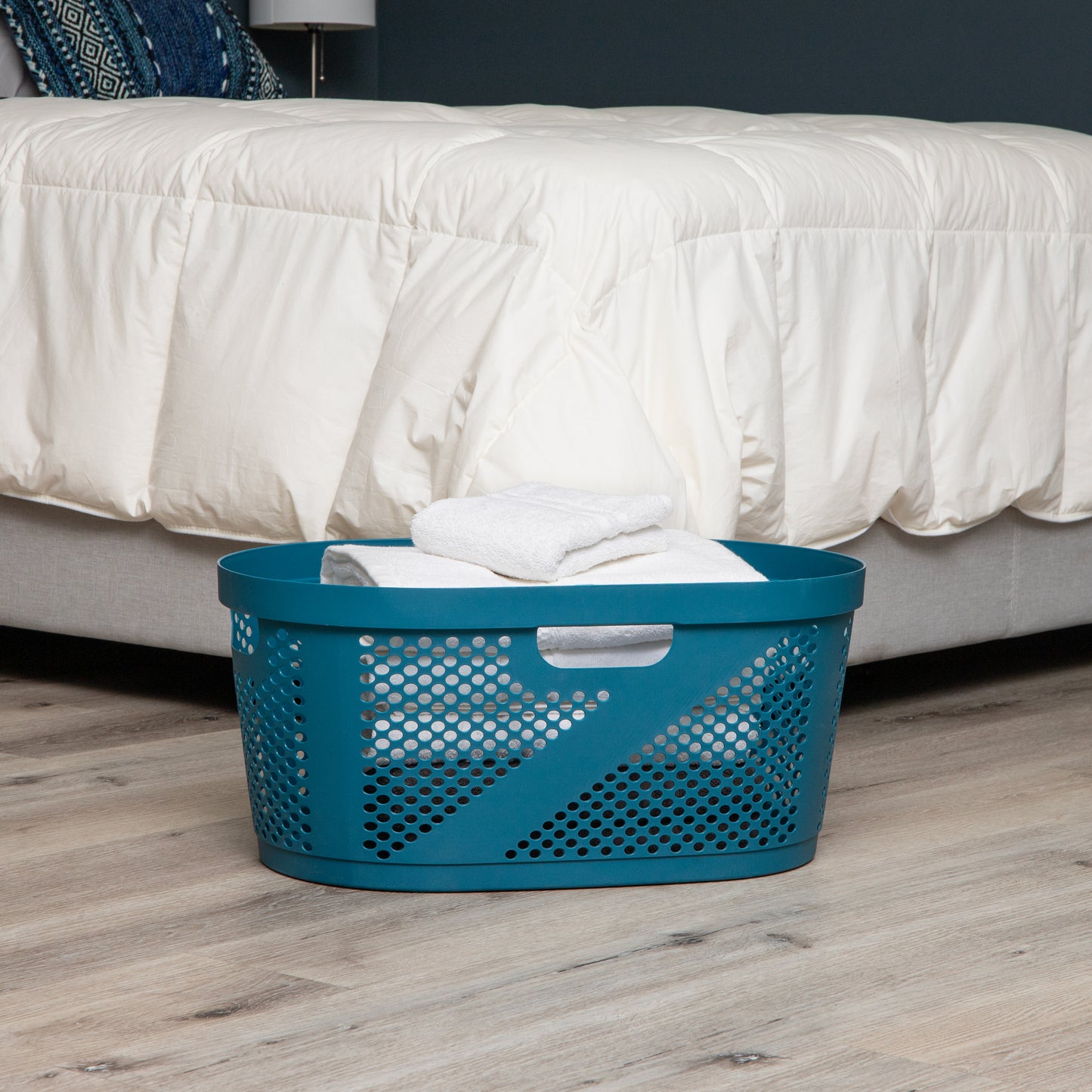 Mind Reader 40L Laundry Basket, Clothes Hamper, Ventilated, Plastic, 23"L x 14.5"W x 10.5"H