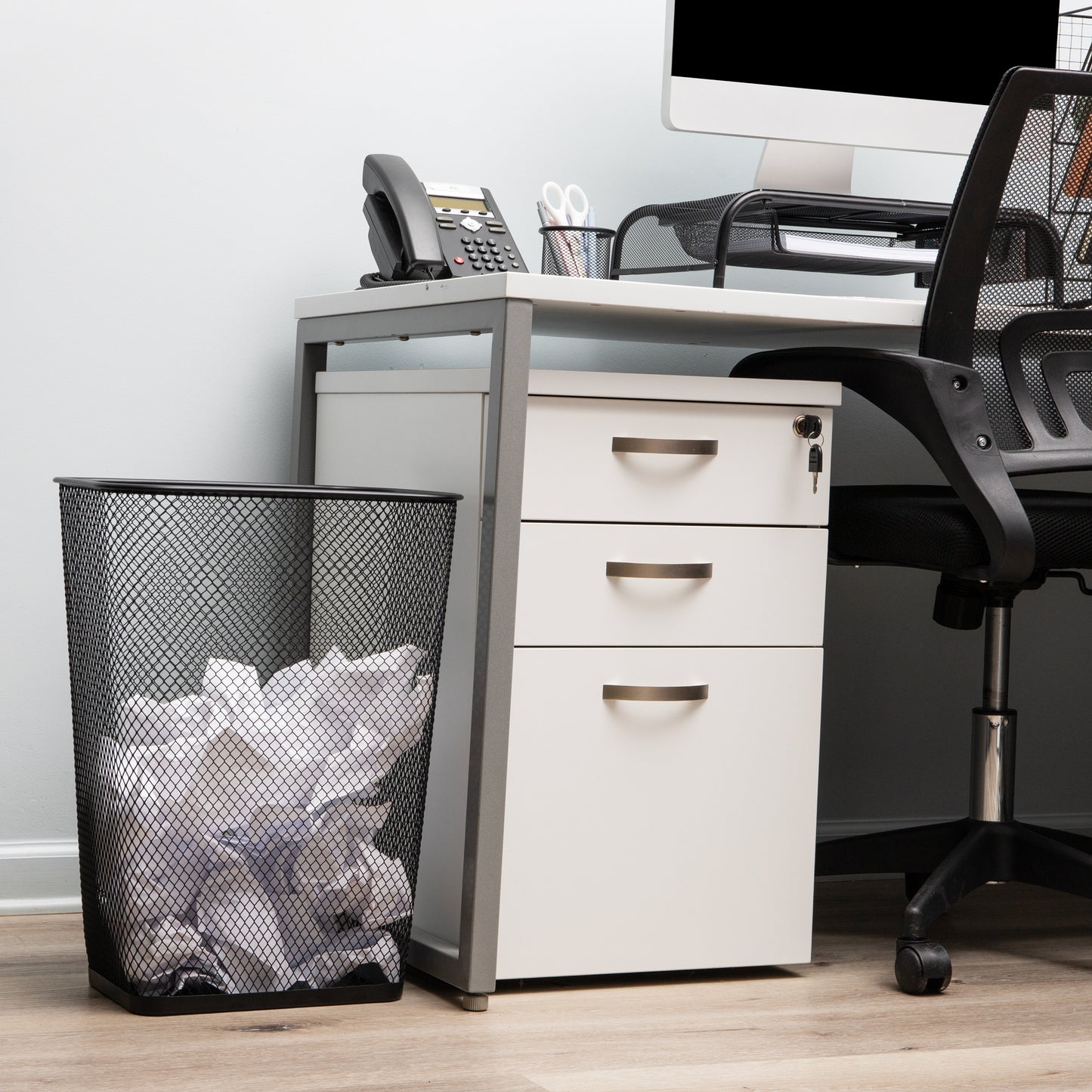 Mind Reader Metal Mesh Waste Paper Bins, Solid Bottom, Non Slip Pads, Office and Home, Set of 2, Black