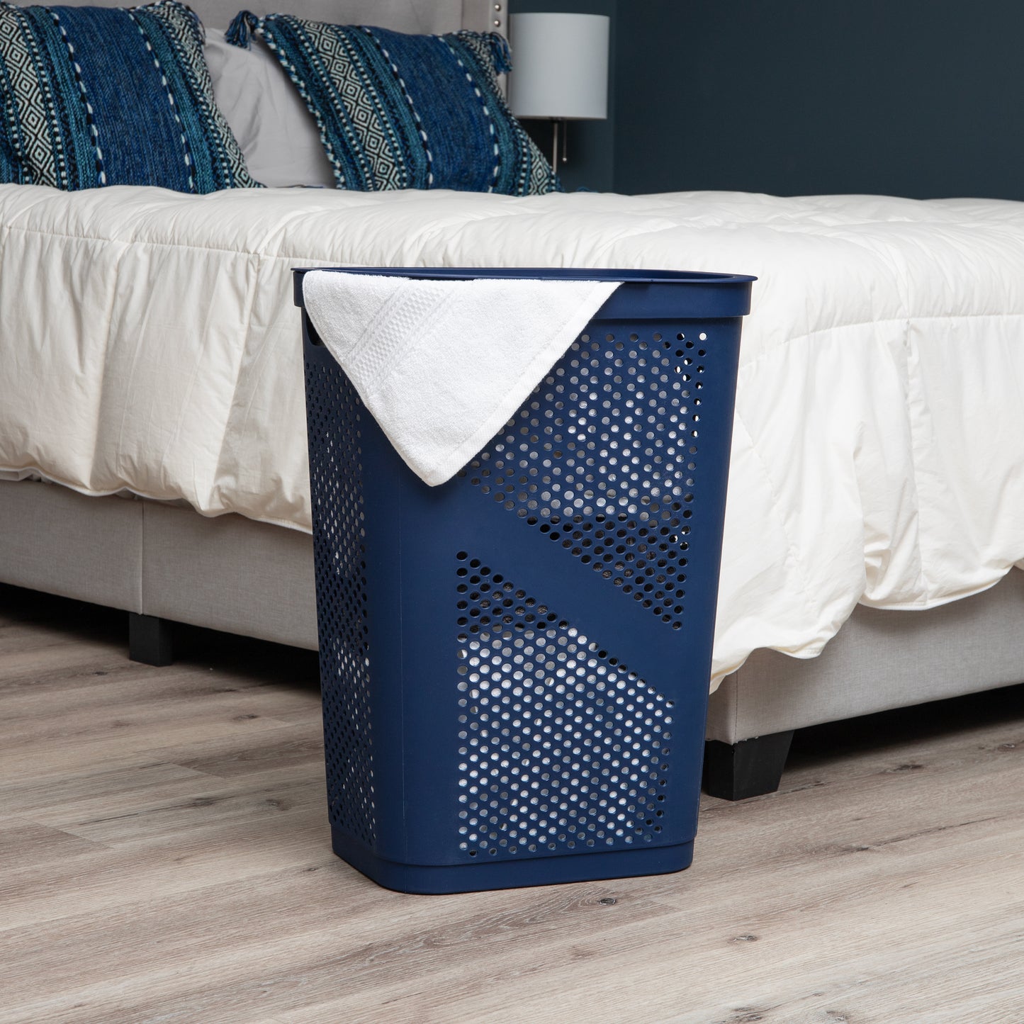 Mind Reader 60L Slim Laundry Hamper, Clothes Basket, Lid, Ventilated, Plastic, 17.25"L x 13.75"W x 23.5"H