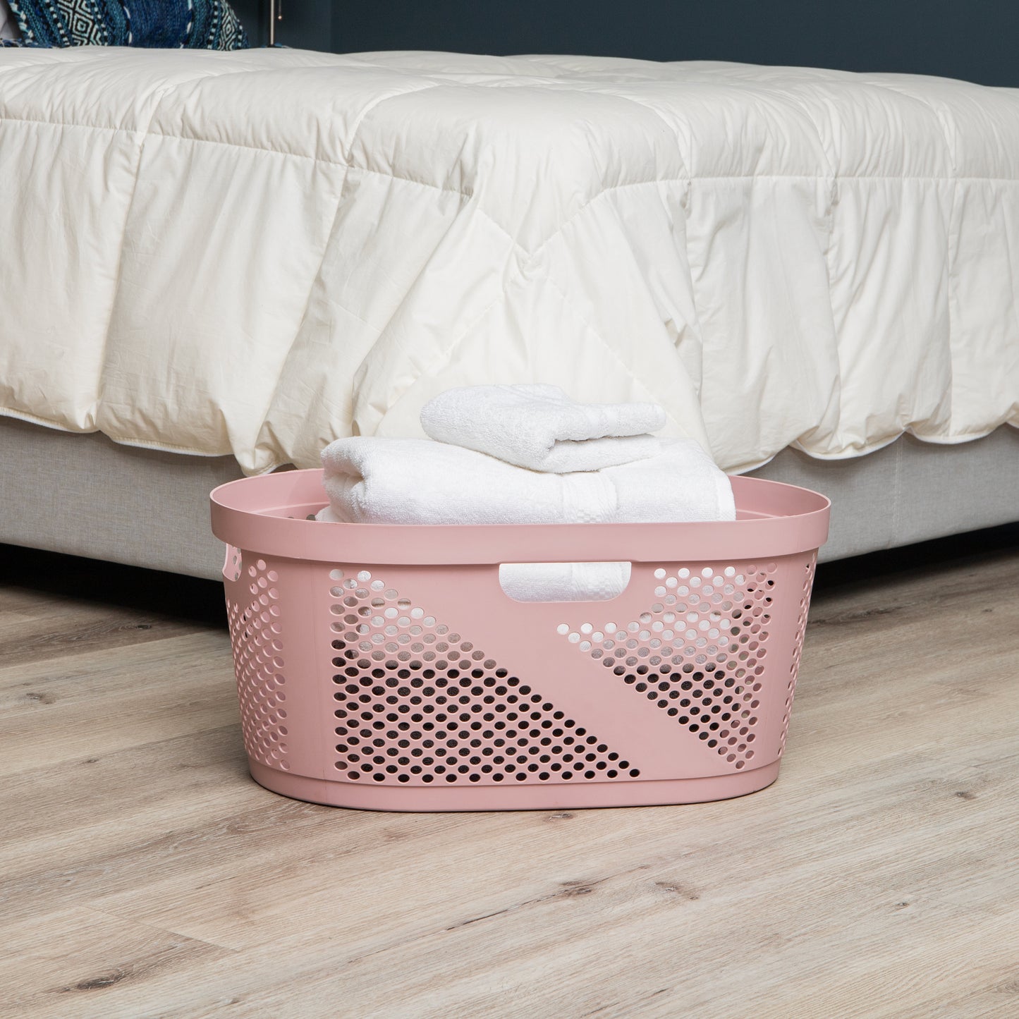 Mind Reader 40L Laundry Basket, Clothes Hamper, Ventilated, Plastic, 23"L x 14.5"W x 10.5"H