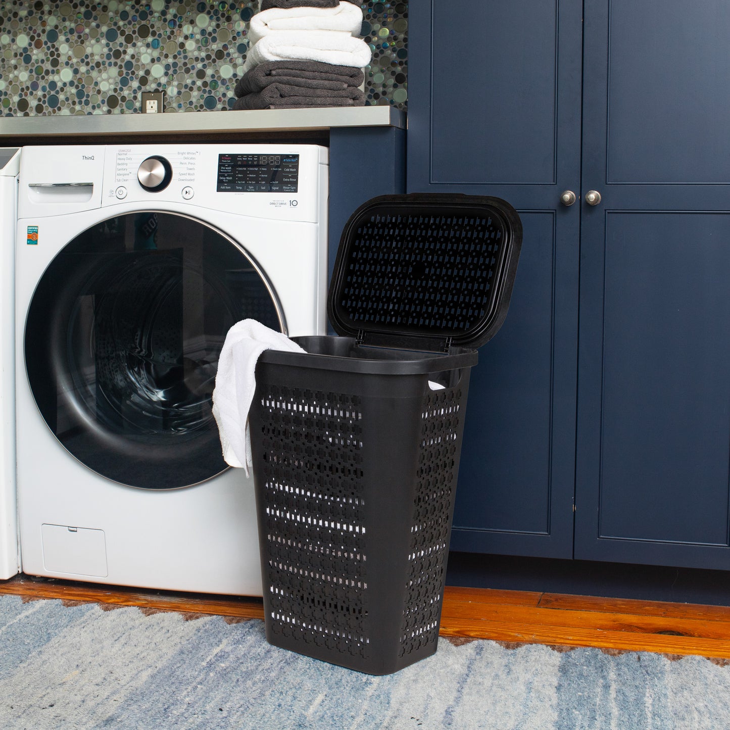 Mind Reader Slim Tapered Laundry Hamper with Lid, 50L Plastic Clothes Basket with Swiss Cross Cut-Outs, Lightweight & Ventilated Laundry Bin with Handles