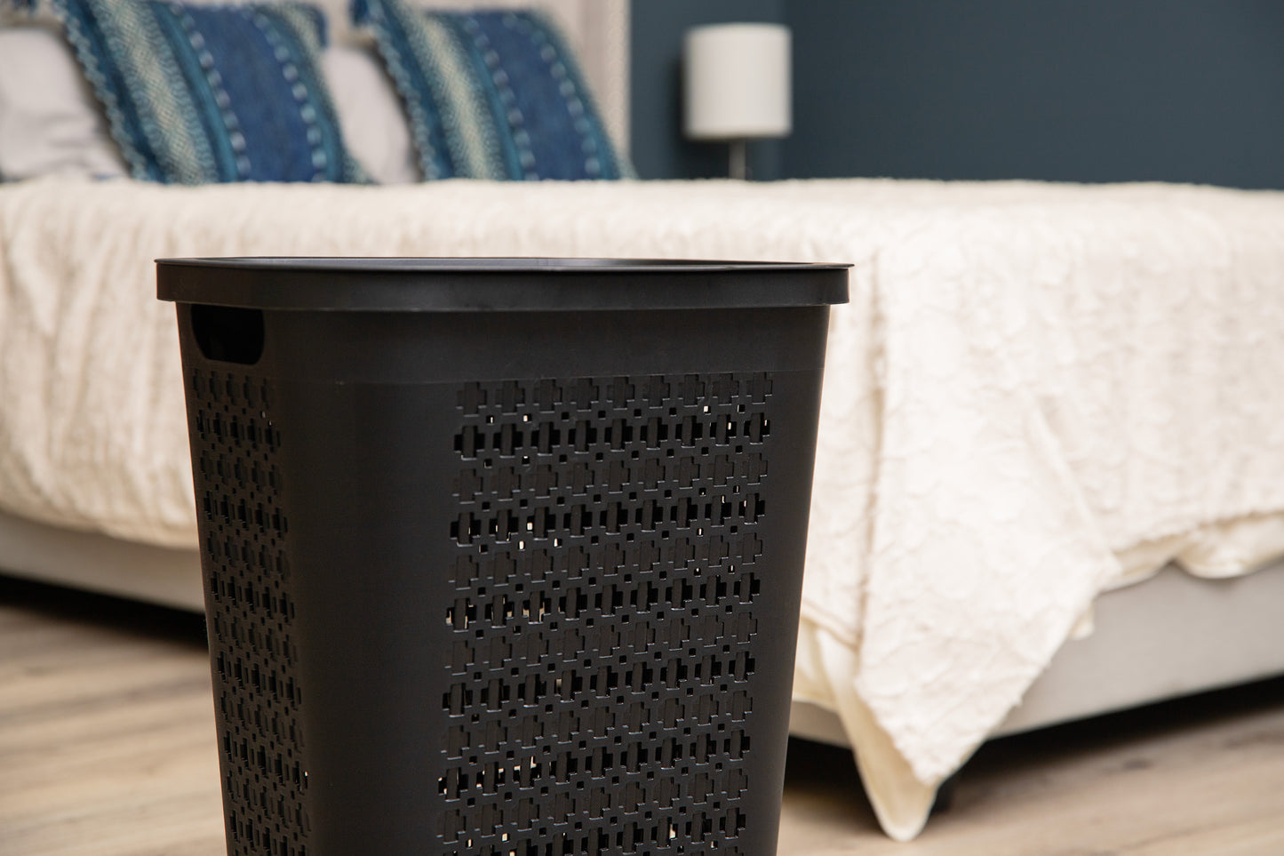 Mind Reader Slim Tapered Laundry Hamper with Lid, 50L Plastic Clothes Basket with Swiss Cross Cut-Outs, Lightweight & Ventilated Laundry Bin with Handles