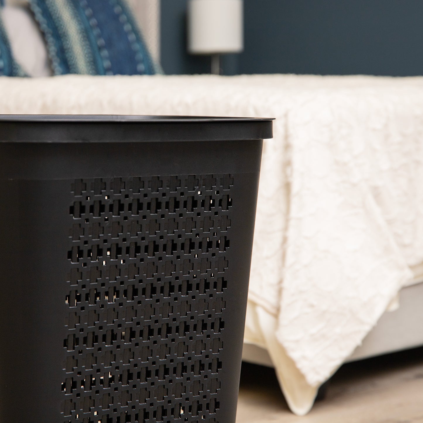 Mind Reader Slim Tapered Laundry Hamper with Lid, 50L Plastic Clothes Basket with Swiss Cross Cut-Outs, Lightweight & Ventilated Laundry Bin with Handles