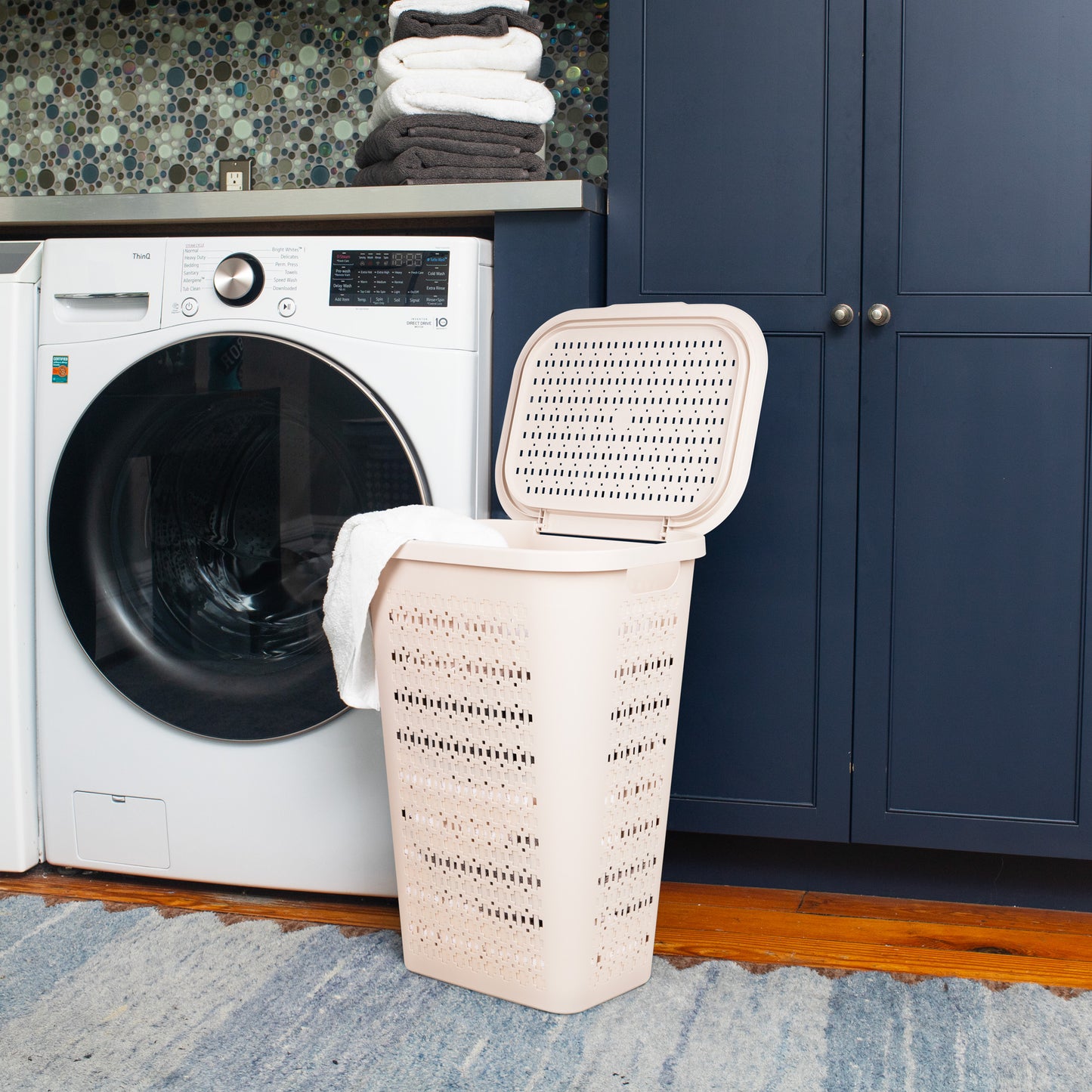 Mind Reader Slim Tapered Laundry Hamper with Lid, 50L Plastic Clothes Basket with Swiss Cross Cut-Outs, Lightweight & Ventilated Laundry Bin with Handles