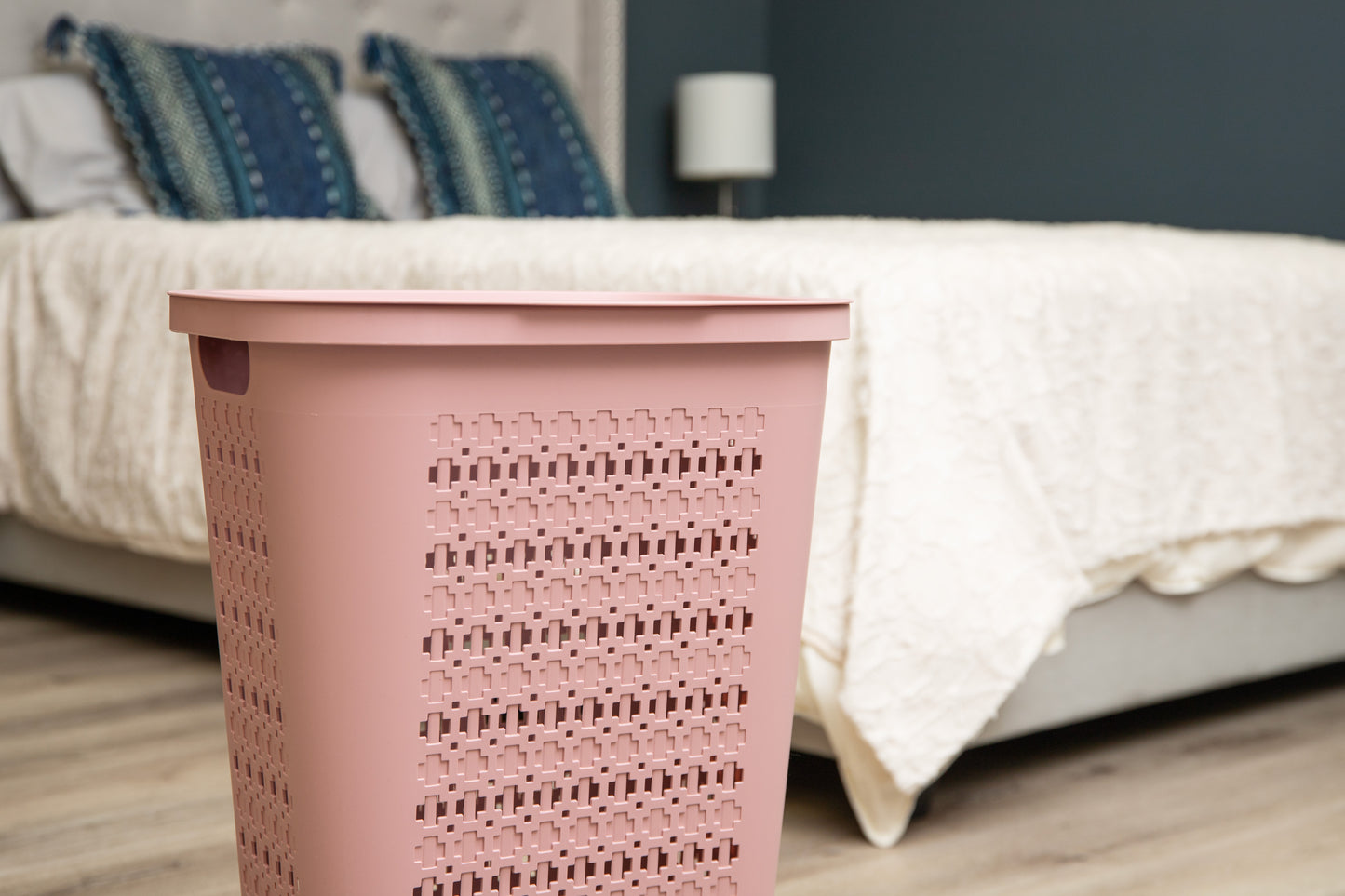 Mind Reader Slim Tapered Laundry Hamper with Lid, 50L Plastic Clothes Basket with Swiss Cross Cut-Outs, Lightweight & Ventilated Laundry Bin with Handles