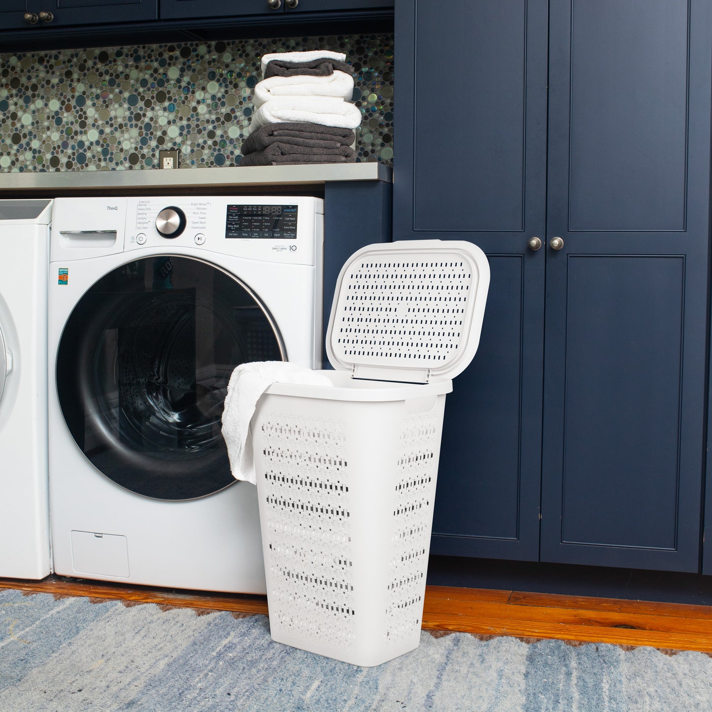 Mind Reader Slim Tapered Laundry Hamper with Lid, 50L Plastic Clothes Basket with Swiss Cross Cut-Outs, Lightweight & Ventilated Laundry Bin with Handles