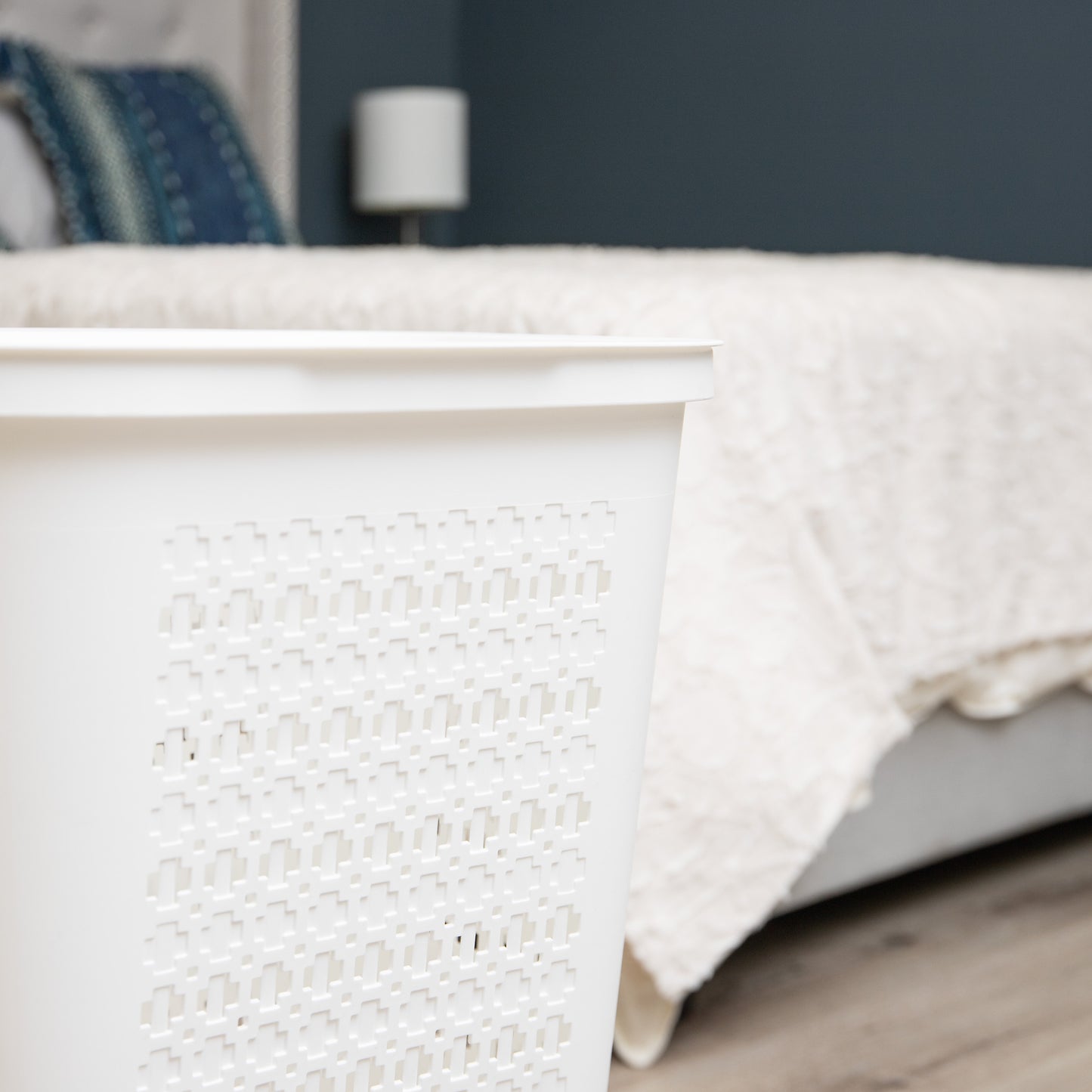 Mind Reader Slim Tapered Laundry Hamper with Lid, 50L Plastic Clothes Basket with Swiss Cross Cut-Outs, Lightweight & Ventilated Laundry Bin with Handles