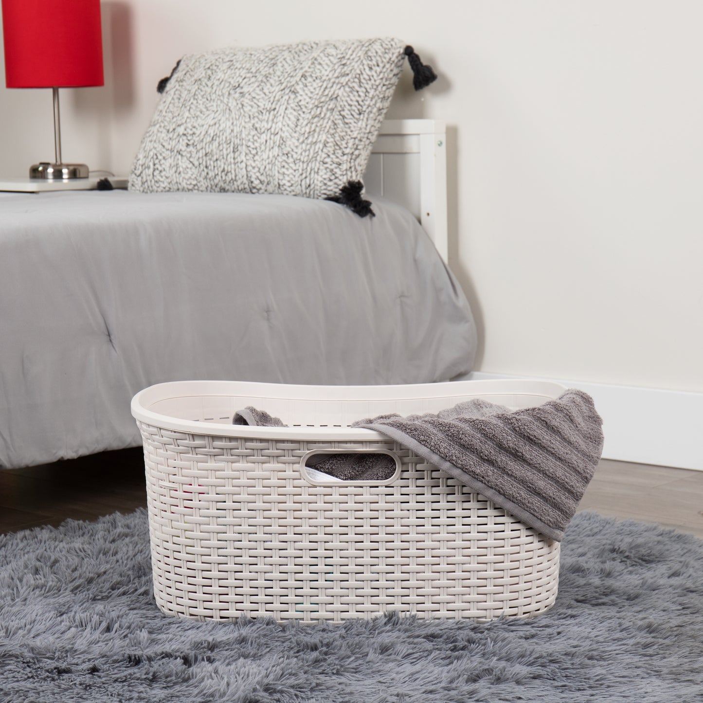 Mind Reader Basket Collection, Laundry Basket, 40 Liter (10kg/22lbs) Capacity, Premium Wicker Look, Cut Out Handles, Ventilated